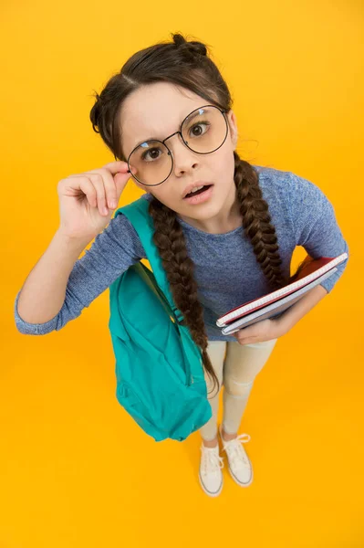 School student klein meisje gaat naar school kennisdag, zorgvuldige look concept — Stockfoto