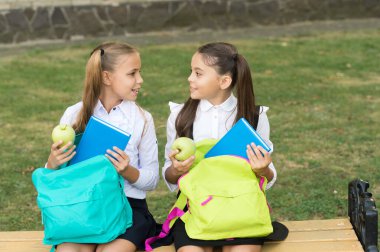 Bilgi yolculuklarına başlıyorlar. Mutlu kızlar 1 Eylül 'de okula dönüyor. 1 Eylül 'de küçük çocuklar. Başla. 1 Eylül. Bilgi toplama günü. Yeni okul yılının başlangıcı. 1 Eylül