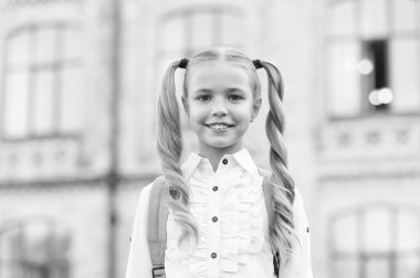 Bak sen şu işe. Okulun ilk günü. Mutlu okul kızı şehir geçmişi. Küçük liseli kız okula döndü. Küçük liseli kızlar resmi üniforma giyer. Sevimli liseli kızın büyüleyici görünüşü. Okul ve Eğitim