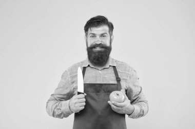 Taze salata tarifi. Güvenli kesim. Sebze doğruyorum. Her şefin bilmesi gereken kesim tekniklerinin nihai listesi. Şef yemek hazırlıyor. Sakallı adam domates hazırla. Olgun bir adam bıçak ve sebze tutar.