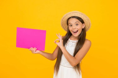 Ben çizdim. Sanat Sergisi. Galeri ya da müze. Reklam konsepti. Turizmi destekliyorum. Yaz satışları. Mutlu kızda poster fotokopisi var. Tatil zamanı. Kız hasır şapka. Kültürel bir etkinlik. Yaratıcı olay