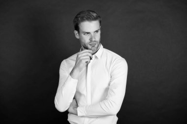 Cilt bakımının cinsiyeti yoktur. Genç, esmer bir adam. Tıraşsız yüzlü bekar. Cilt bakımı. Cilt bakım ürünleri. Erkekler cilt bakımı yapıyor. Normal cilt bakımı.