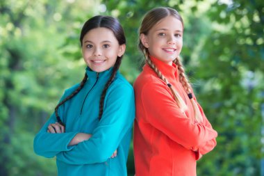 Kız arkadaşlar etkin bir eğlence için kıyafetleri soyar.