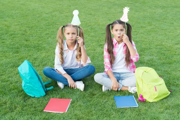 Девочки школьники веселятся вместе свежий воздух, просто притворяясь концепции — стоковое фото