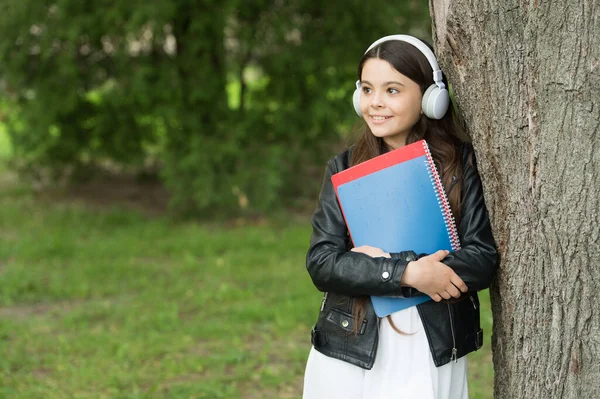 Dziewczyna słuchając audio nosić podręczniki relaksujące tło parku, koncepcja życia szkoły — Zdjęcie stockowe