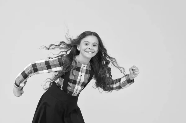 Escuela de actividades. El niño enérgico se apresura a la escuela. Los niños pequeños usan el uniforme escolar de fondo amarillo. Actividad de aprendizaje. Actividad infantil. Educación y desarrollo. Actividad física — Foto de Stock