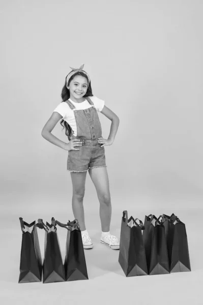 Στο κατάστημα. έννοια give-off. έτοιμοι για εορτασμό. Το κοριτσάκι είχε επιτυχημένα ψώνια. Χαρούμενη παιδική ηλικία. παιδί με τσάντες. Αγοράζουν δώρα την ηλεκτρονική Δευτέρα. online ψώνια για παιδιά — Φωτογραφία Αρχείου