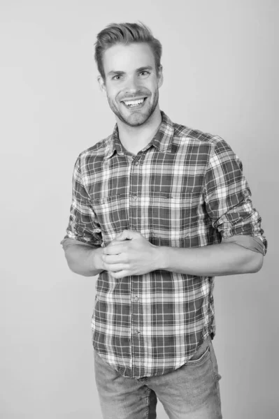 Homem feliz em camisa quadriculada no fundo amarelo. sexy e confiante. Estilo casual de rapaz. barbeiro com penteado legal. modelo de moda em camisa. verão e primavera coleções masculinas. ser feliz — Fotografia de Stock