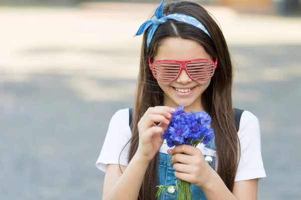 Fin flicka färska majsblommor bukett sommarsäsong, mjuka kronblad koncept — Stockfoto