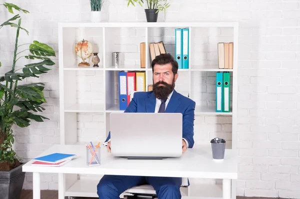 Mann seriöser Buchhalter im Büro Online-Business-Laptop, Cloud-Speicherkonzept — Stockfoto