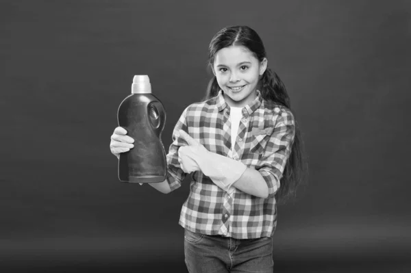 Tötet Keime und Viren. Antibakterielle Desinfektion. Mädchen Gummihandschuhe Reinigung halten Plastikflasche chemische Flüssigkeit. Produkt zur Reinigung. Putzmittel. Frisches Gefühl und angenehmen Duft hinterlassen — Stockfoto