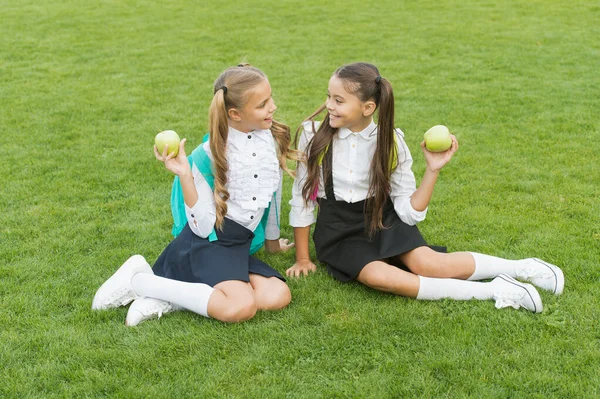 Kislányok barátok esznek egészséges iskolai ebéd, boldog gyermekkori koncepció — Stock Fotó