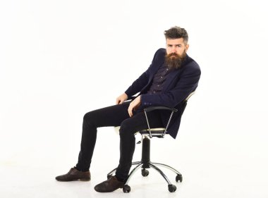 Üzgün duygular konsepti. Adam üzgün bir suratla ofis sandalyesinde oturuyor..