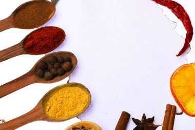 Kağıt parçasına sos kompozisyonu. Yiyecek sanatı kavramı.