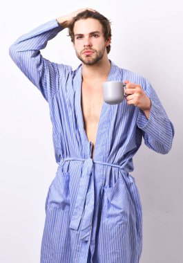 Bornozlu bir sporcu ya da elinde kupayla geziyor..