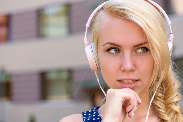 얼굴이 사려 깊은 여자는 음악을 좋아 합니다. 음악을 듣는 소녀 — 스톡 사진