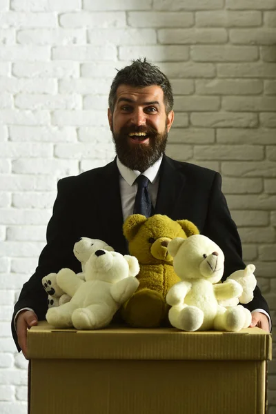 Hombre con barba y cara feliz hace donación. —  Fotos de Stock