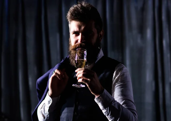 Retro férfi egy pohár prémium fehérborral. — Stock Fotó