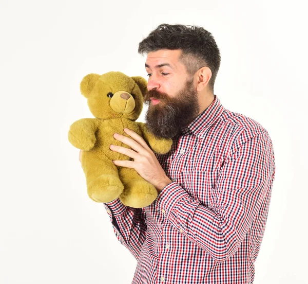 Concepto de paternidad. Hombre con la cara sonriente sostiene juguete suave —  Fotos de Stock