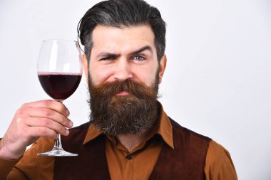 Tepsisi ve kırmızı şarap kadehi olan garson. Sakallı adam