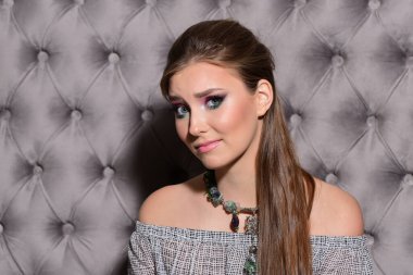 Gri arkaplanda kuşkulu gülüşü olan bir model