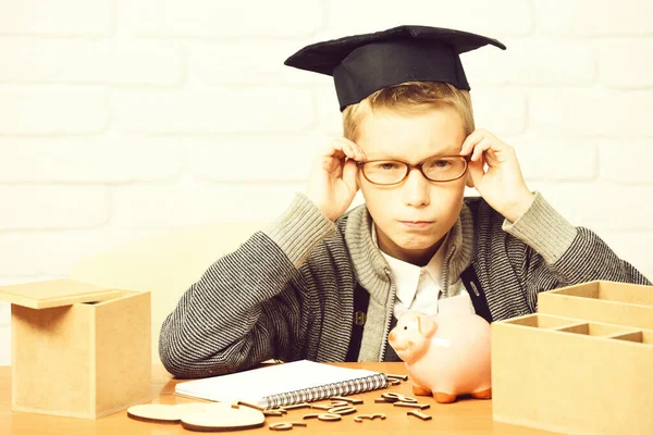 Beyaz tuğlalı duvar arkasında küçük tatlı bir öğrenci.