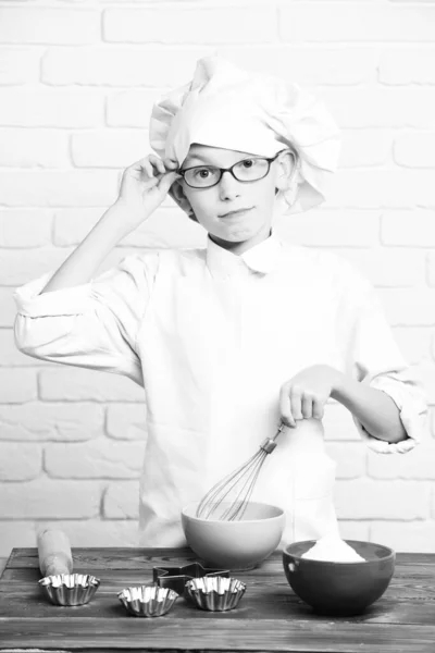 Komik çocuk tuğla duvarda aşçı şefi — Stok fotoğraf
