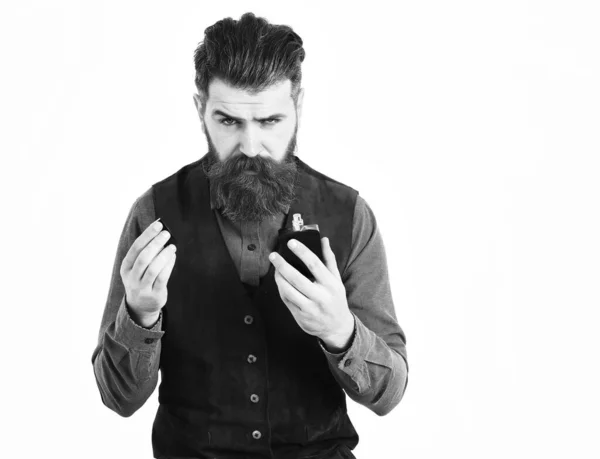 Hombre barbudo sosteniendo perfume con cara seria — Foto de Stock