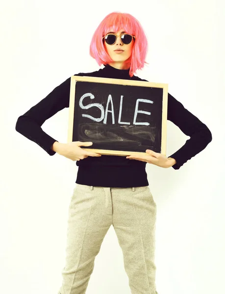 Menina na moda na placa de retenção de peruca com inscrição venda — Fotografia de Stock