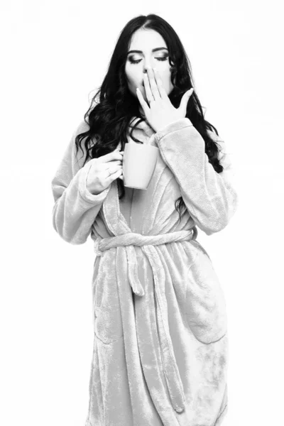 Сексуальная девушка позирует в бирюзовом велюровом халате с чашкой — стоковое фото
