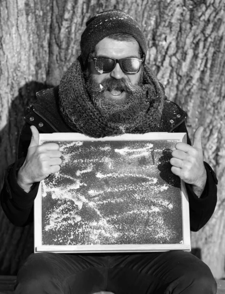 Hombre barbudo de invierno con tablero sobre fondo natural, espacio de copia —  Fotos de Stock