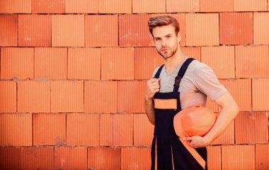 Bina inşaatı. Genel bakım işçisi tamirhaneyi onarmaya devam edin. Teşhis sorunlarını incele. Doğru yolu bul. Adam ev inşa ediyor. İnceleme binası. İşçi tuğlası duvar arkaplanı