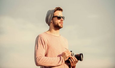 Fotoğraf Hikayesi. Macera yakalamak. Gazeteci. Seksi turist muhabiri. Gözlüklü fotoğrafçı. Kameralı maço adam. Kamerayla seyahat et. Erkek modası. modaya uygun görünüyor