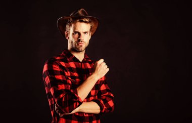 Nostalji. Çiftlikte kareli gömlek. Vahşi batı rodeosu. Şapkalı yakışıklı adam. Kırsal kesimdeki kovboy. Batı. Klasik tarz adam. Vahşi Batı eski kovboy. Batı kovboy portresi