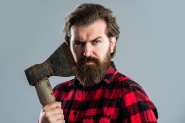 Baltalı sakallı adam. Baltayla saç kes. Erkek kuaför ya da berber dükkanı. Gömlekli vahşi kasap. Oduncu ormanda çalışmaya hazır. Orman adamının kendine güveni tam bir vahşeti. Oduncu balta kullanıyor.