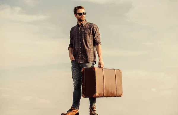 Sehen Sie selbst. Geschäftsmann mit Brille. Geschäftsreise. Reisende warten auf den Flug. Bewegen. Männermode. sieht so trendy aus. Macho-Mann Reisetasche. sexy Mann Himmel Hintergrund — Stockfoto