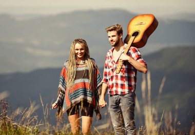 Derin bir aşk. Birbirine aşık çiftler boş zamanlarını birlikte geçirirler. Batı kampı. Yürüyüş. Gitarlı mutlu arkadaşlar. Arkadaşlık. Kamp ateşi şarkıları. Country müziği. Romantik randevu. Erkekler kız için gitar çalar.