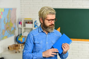 Kitaplı adam. Çok çalışkan. Okula geri dön. Bilgi ve eğitim. Kütüphaneye git. Yeni akademik yıl. Üniversite öğrencisi hayatı. Kitap festivali konsepti. Okuma ve yazma. kitapçı