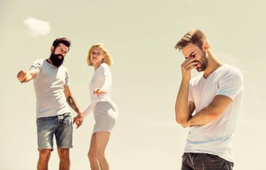 Ayrılın. Aşk üçgeni. İhanet ve boşanma. Kıskanç eş. Sonsuza dek yalnız. Kıskançlık hissi. Kıskançlığın olumsuz etkisi. Aile psikolojisi. Onları kıskanıyorum. Üçüncü teker konsepti. İlişki hedefleri