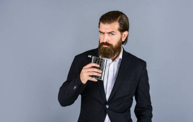 Hep benimlesin. Alkol için düz metal şişe. Zarif görünüşlü bir adam. Takım elbiseli sakallı hippi alkol için metal matara tutuyor. Alkol içeceği konsepti. Seninle içki içerim. Boşluğu kopyala