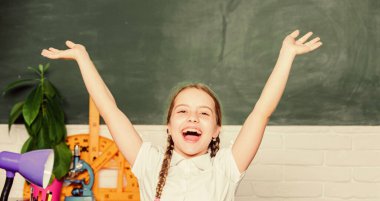 İlerleme ve başarılar. Okul dersi. Okula dönelim. Bilgi toplama günü. Öğrenmeye bağlı. Hometask konsepti. Küçük çocuk okulu. Şirin kız okuldaki karatahta sınıfında oturuyor.