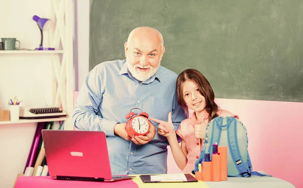 Studeer online les. Pedagogisch vriendelijke soort. Punctueel pedagoog. Studeer digitale wetenschappen. Tijd om te studeren. Begin van de les. Meisjesmentor studie. Terug naar school. Leraar hulp schoolmeisje — Stockfoto