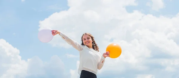 Tant de plaisir. la liberté. vacances d'été célébration. Journée internationale de l'enfance. Enfant heureux avec des ballons à air coloré sur fond de ciel bleu. exprimer des émotions positives. Amuse-toi bien. — Photo