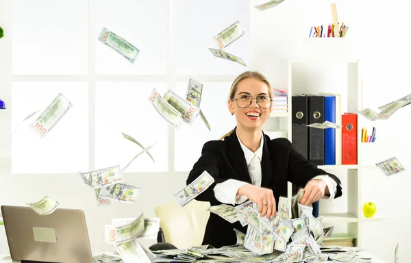 Ella gana dólares. la vida moderna y los negocios. bolsa de cuero corporativo. mujer sexy con el caso en la estación de trabajo. felicidad y éxito. Empresaria sosteniendo maletín. maleta con dinero. buen trato — Foto de Stock