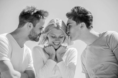 Arkadaş bölgesi konsepti. Birlikte mutluyuz. Neşeli arkadaşlar. İnsanlar dışarıda. Mutlu kadın ve iki erkek. Arkadaşlık aşkı. Arkadaşlık ilişkileri. Üye dostluğu romantik bir ilişkiye girmek ister