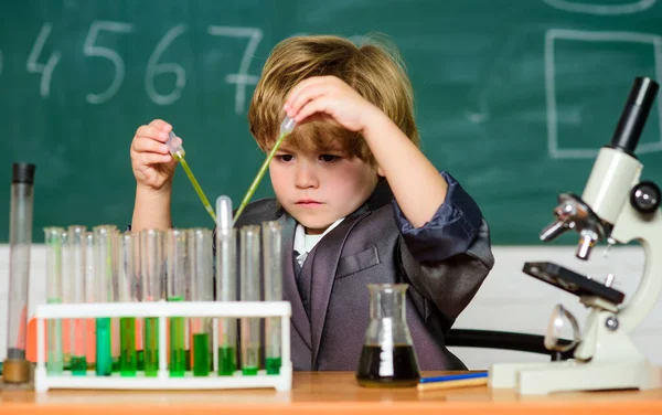 Ένα μικρό αγόρι στην επιστημονική κατασκήνωση. μικροσκόπιο στο εργαστήριο. Επιστημονικό πείραμα. Η κόρη ψάχνει στο μικροσκόπιο. φοιτητής κάνει επιστημονικό πείραμα με μικροσκόπιο στο εργαστήριο. μικρό αγόρι χρησιμοποιούν μικροσκόπιο στο μάθημα σχολείο — Φωτογραφία Αρχείου