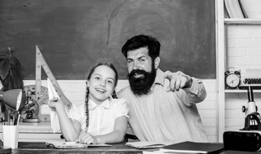 Etkin bir şekilde büyüyen ve gelişen ilgili öğrenciler. Sakallı pedagog ve öğrenci eğleniyor. Okul boş zamanlarında öğreniyor. Öğrencilerden oluşan bir topluluk yaratmak. Öğretmen ve okul kızı.