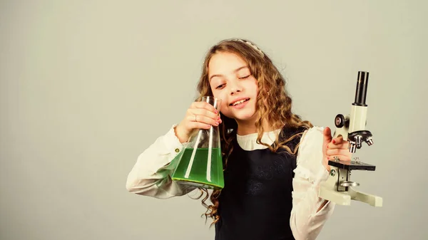 Läxa i kemi. Skolans laboratorium. Kemisk analys. Skadliga och vitala alternativ för kemisk lösning. Flickskolan studerar kemiska vätskor. Utbildningskoncept Genetiskt modifierad organism — Stockfoto