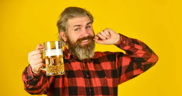 Niemiecki z piwem. rozkoszować się szkłem w pubie. przewidywanie świeżego piwa zimnego piwa. po ciężkim dniu pracy. pij piwo w barze w pubie. zrelaksowany przystojny mężczyzna sącząc pyszne piwo — Zdjęcie stockowe