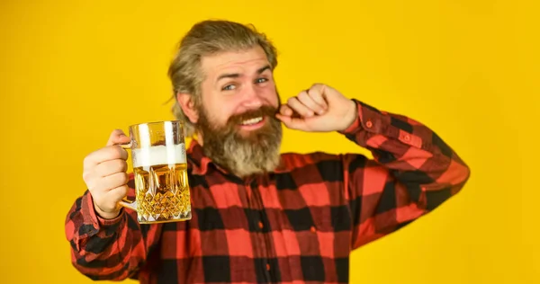 Duits met bier. Genieten van glas in de pub. anticiperen op vers koud bier. na een zware werkdag. Drink bier aan de bar in de kroeg. ontspannen knappe man nippen heerlijk bier — Stockfoto